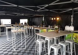 Vloeroplossing voor festivaltenten, motorsport hospitality, camping én kermissen