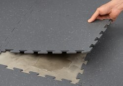 Water onder PVC-kliktegels in garages of werkplaatsen: geen reden tot paniek