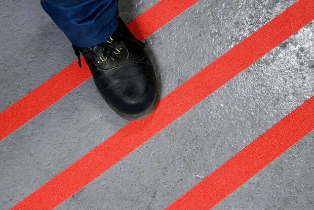 Antisliptape korrel fijn 25 mm rood-wit